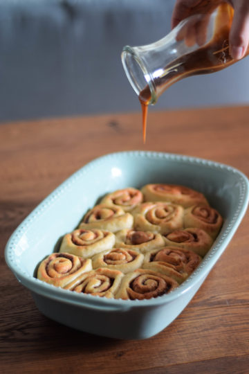 bułeczki cynamonowe z sosem karmelowym