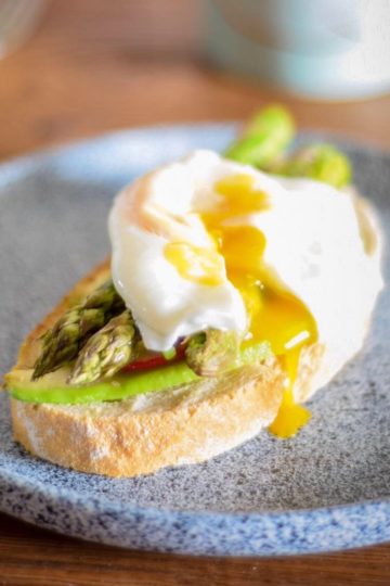 szparagi z jajkiem w koszulce