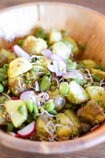 sałatka z bobem, młodymi ziemniakami i koperkiem