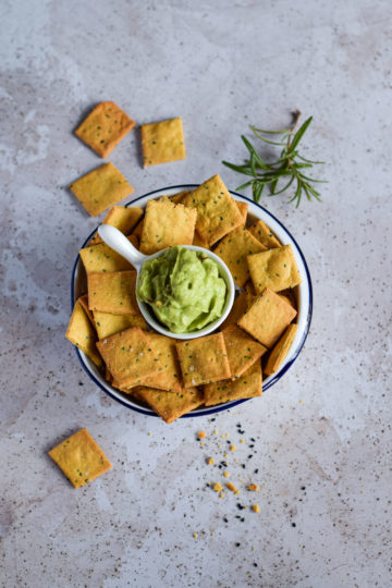 krakersy z ciecierzycy z guacamole