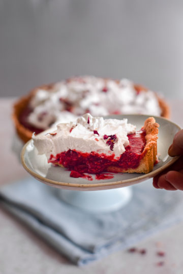 tarta z malinami na migdałowym spodzie